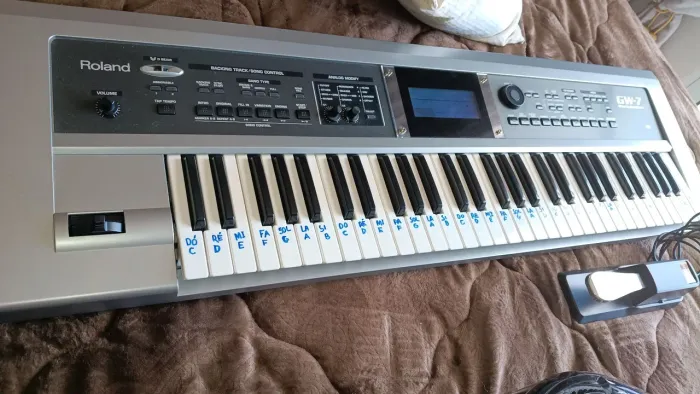 Teclado Roland gw-7 + pedal sustain + estante em x