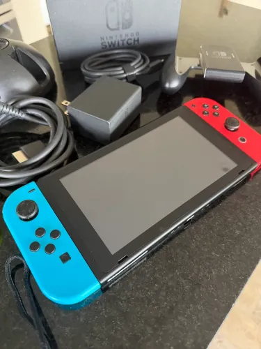 Nintendo Switch V1 Desbloqueável + 4 Joy-Cons + Dock Original