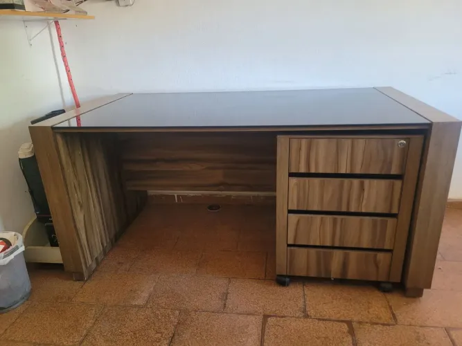 PRA SAIR HOJE - Mesa de Escritório com Tampa de Vidro Preta e Gaveteirocom 4 Gavetas