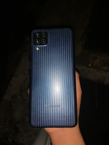 Vendo celular Samsung m12 e troco eem bicicleta celular bom só com a tela trincada