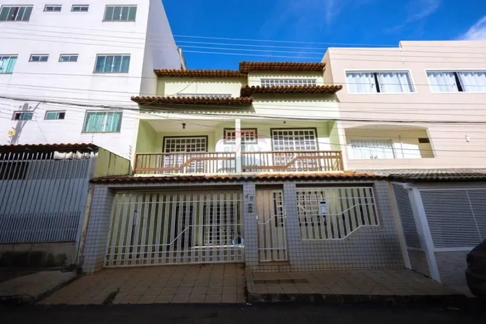 SOBRADO TRIPLEX À VENDA, 6 QTS, 2 SUÍTES, QN 7 RIACHO FUNDO I.