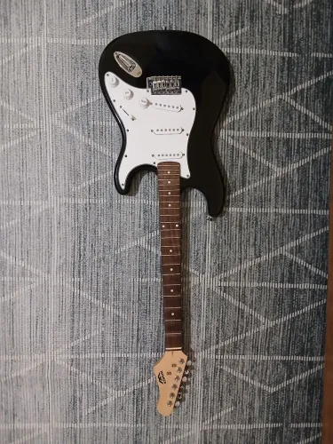 Guitarra Winner (Vem com correia, cabo P10 e Capa)