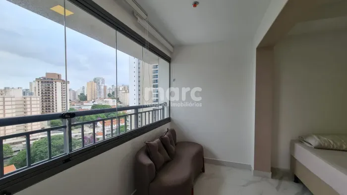Studio para venda na Vila Mariana, com 30m2, mobiliado, com cozinha e varanda envidraçada.