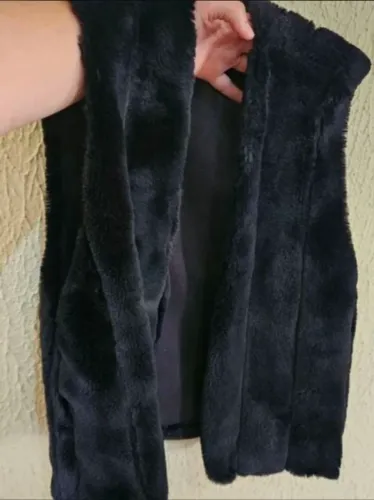 colete de pelo sintético preto.  prácticamente novo.
