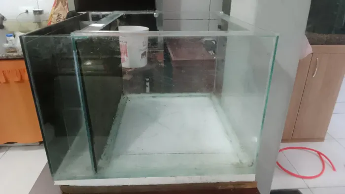 Vende-se aquário em ótimo estado (60x60 cm) e 41 cm de altura - vidro grosso de 6 mm