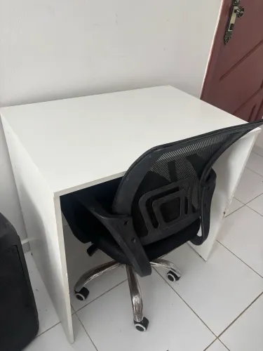 Mesa de computador planejada + cadeira de escritório