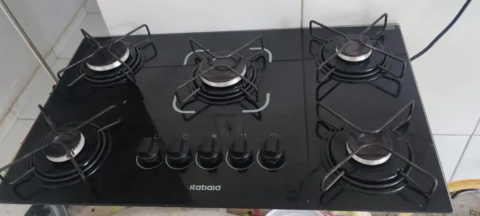 Cooktop essencial Itatiaia 5 bocas preto com acendedor elétrico
