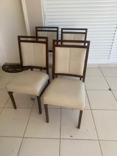 Conjunto com 4 Cadeiras de Jantar em Madeira Maciça