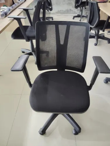 Cadeira de escritório giratória Addit 4124 Nr17 da ABNT com regulagem de braço, preta