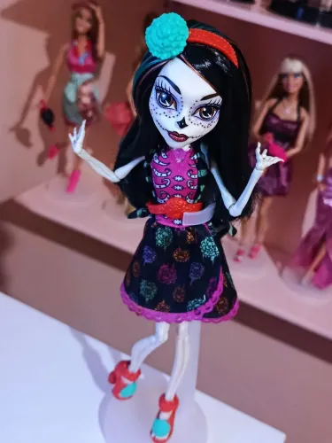 Boneca Monster High Skelita Art Class