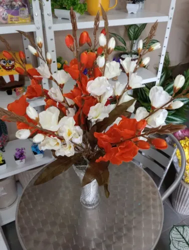 azaleias coloridas em vaso de vidro grosso