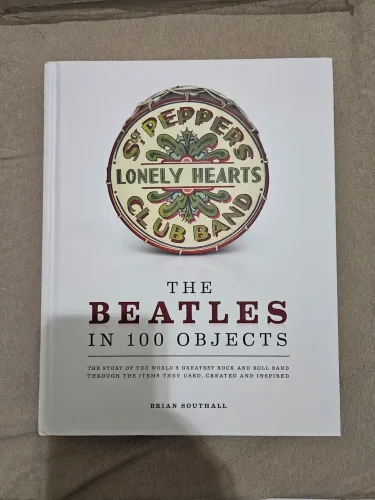 Livro The Beatles In 100 Objects (importado)