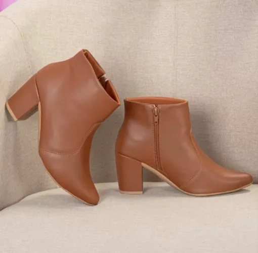 Bota feminina, bico fino, cano curto e zíper lateral. 