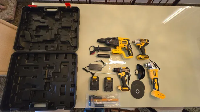 Kit de Ferramentas Sem Fio 4 em 1 SOARFLY - Completo com Maleta, 2 Baterias e Carregador