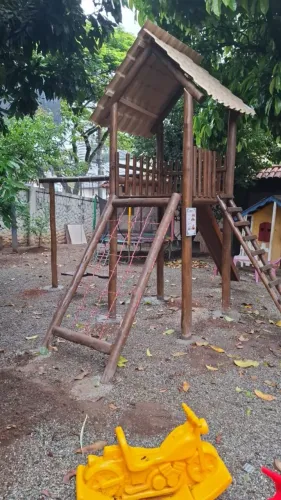 Parquinho em madeira playground sob medida , escalada , escorregador e balanço 