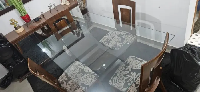 Conjunto mesa de jantar retangular acompanhada por 4 cadeiras estofadas