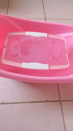 Banheira e organizador de mamadeiras.