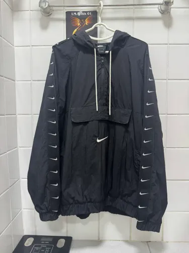 Jaqueta Nike original tamanho GGG ( micro furo debaixo do braço )na última foto