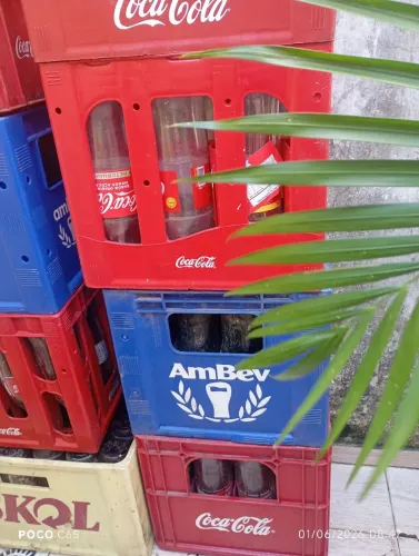 Engradados de coca cola , cajuína, cerveja, guaraná antártica