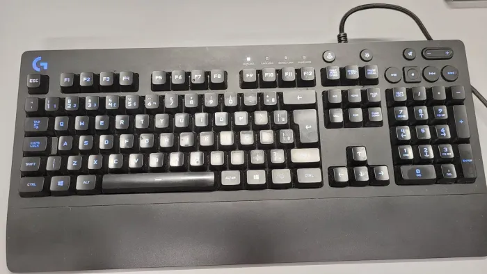 Teclado gamer logitech G213 prodigy, ABNT 2, rgb
