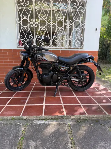Royal Enfield Hunter 350 muito nova