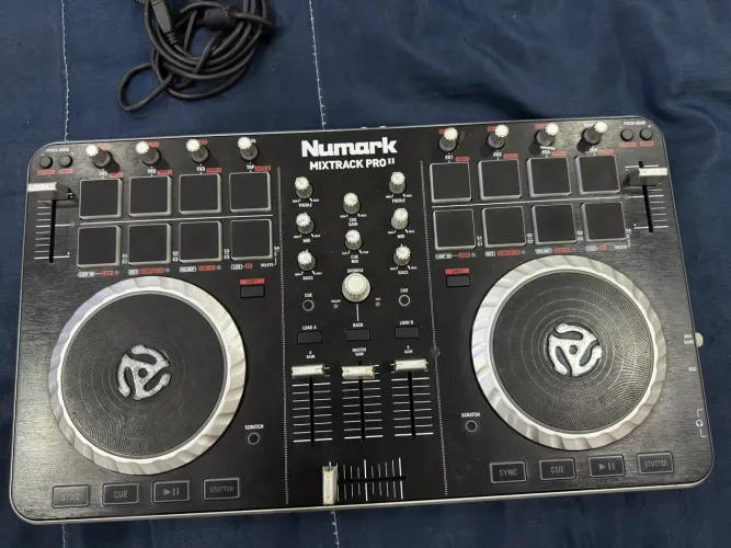 Dj , controladora Numark mix track pro 2