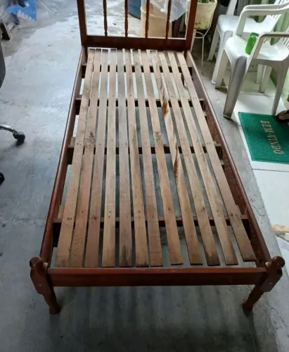 Cama de solteiro em madeira