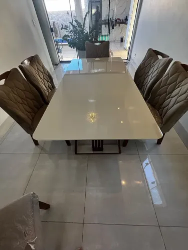 Mesa de Jantar 6 Lugares Impecável + Tampo Off-White com Vidro e Cadeiras Aveludadas
