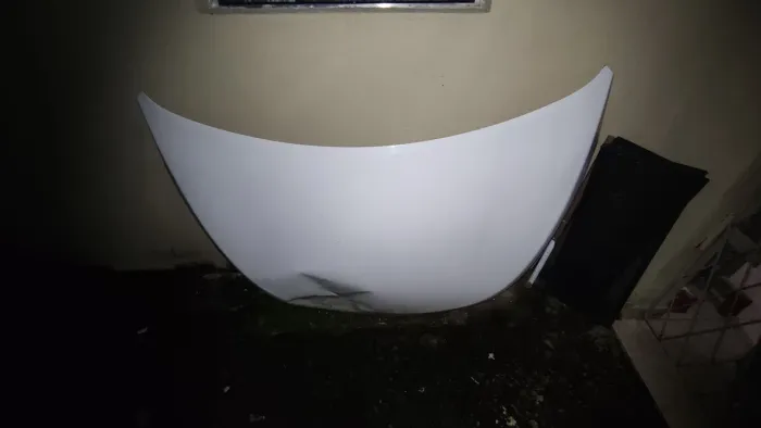 Capô HB20 2015 original com um amassado.