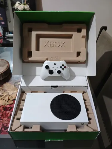 Xbox Series S na Caixa + Headset Redragon | Até 12x