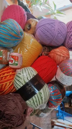 Saco cheio com linhas de crochê a venda novas