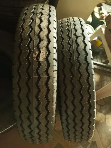 Vendo par de pneus 900*20