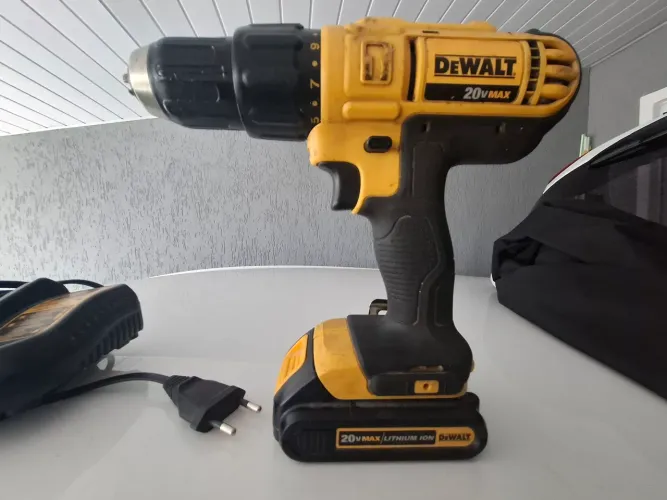 Parafusadeira e furadeira  Dewalt DCD776
