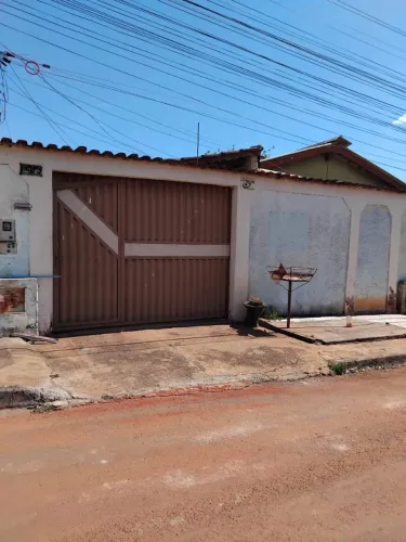Casa com 2 barracão no fundo. 400 mil. Aberto a propostas.