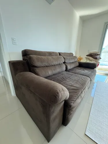 Sofá 4 lugares retrátil e reclinável - suede marrom