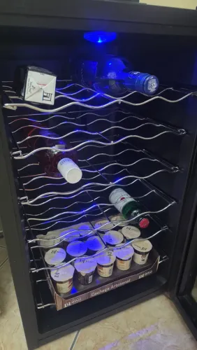 Adega de vinho climatizada 32