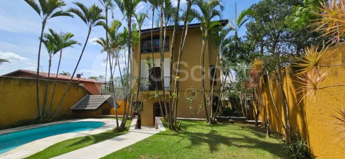 Casa de alto padrão com 05 suítes para locação no Bolsão de Interlagos
