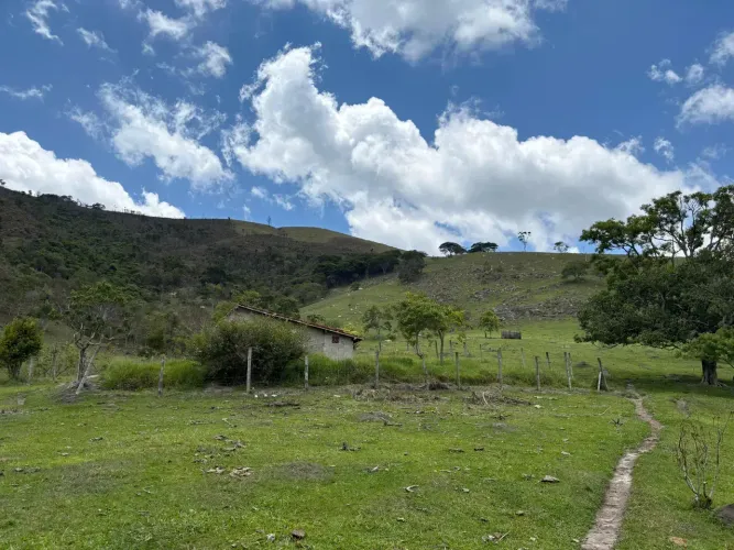 Sítio de 3 Hectares em Catuçaba - Serra do Mar Água de Nascente Topografia Excelente