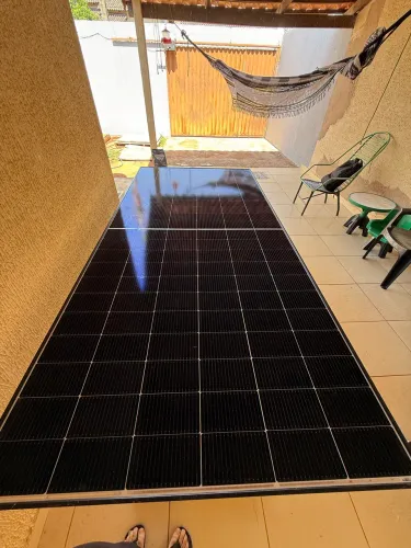 Mesa 8 lugares com tampo de placa solar, base de aço, 2,30m