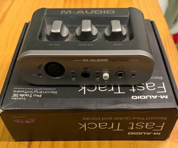 Interface de Áudio Fast Track Avid (M-Audio)
