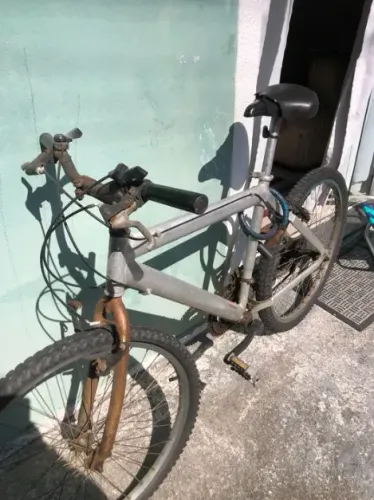 bicicleta usada quadro aluminio andando