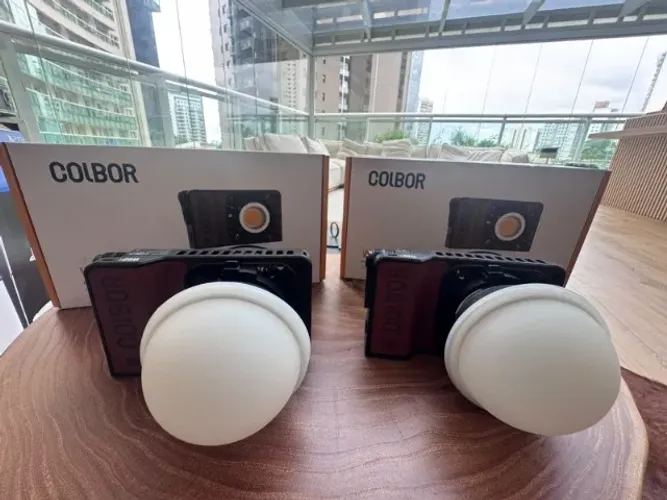 2 × Colbor W60R (iluminadores de LED RGB)
