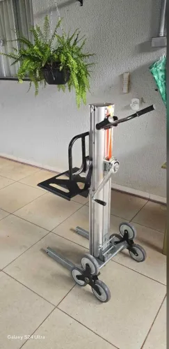 Carrinho elevador UP Cargo