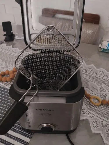 Fritadeira Britânia Petit Fry. Capacidade para 1,2 litros de óleo. 