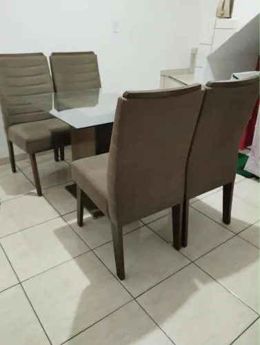 Mesa de vidro com cadeiras