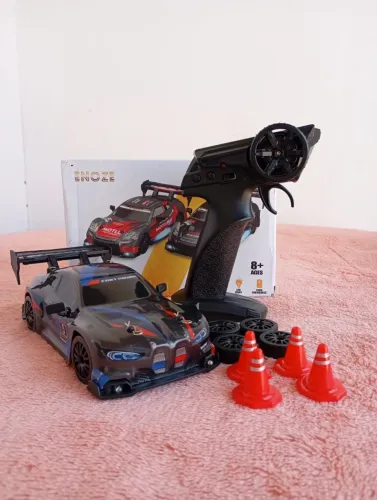 Carrinho de controle remoto recarregável BMW M4 Drift RC com neon corrida 4WD