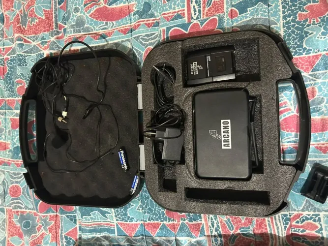 Microfone Sem Fio Karsect Kru-200 Uhf De Lapela Com Maleta