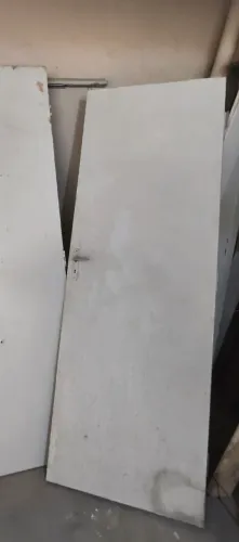 Uma porta tamanho 70 x 210 maciça ( acompanha marco)