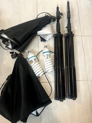 2 Tripés de estúdio com lâmpada 150W (para fazer fotos e vídeos)