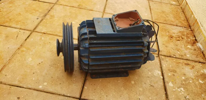 Motor trifásico 5 CV. Enrolamento e rolamentos  novos.